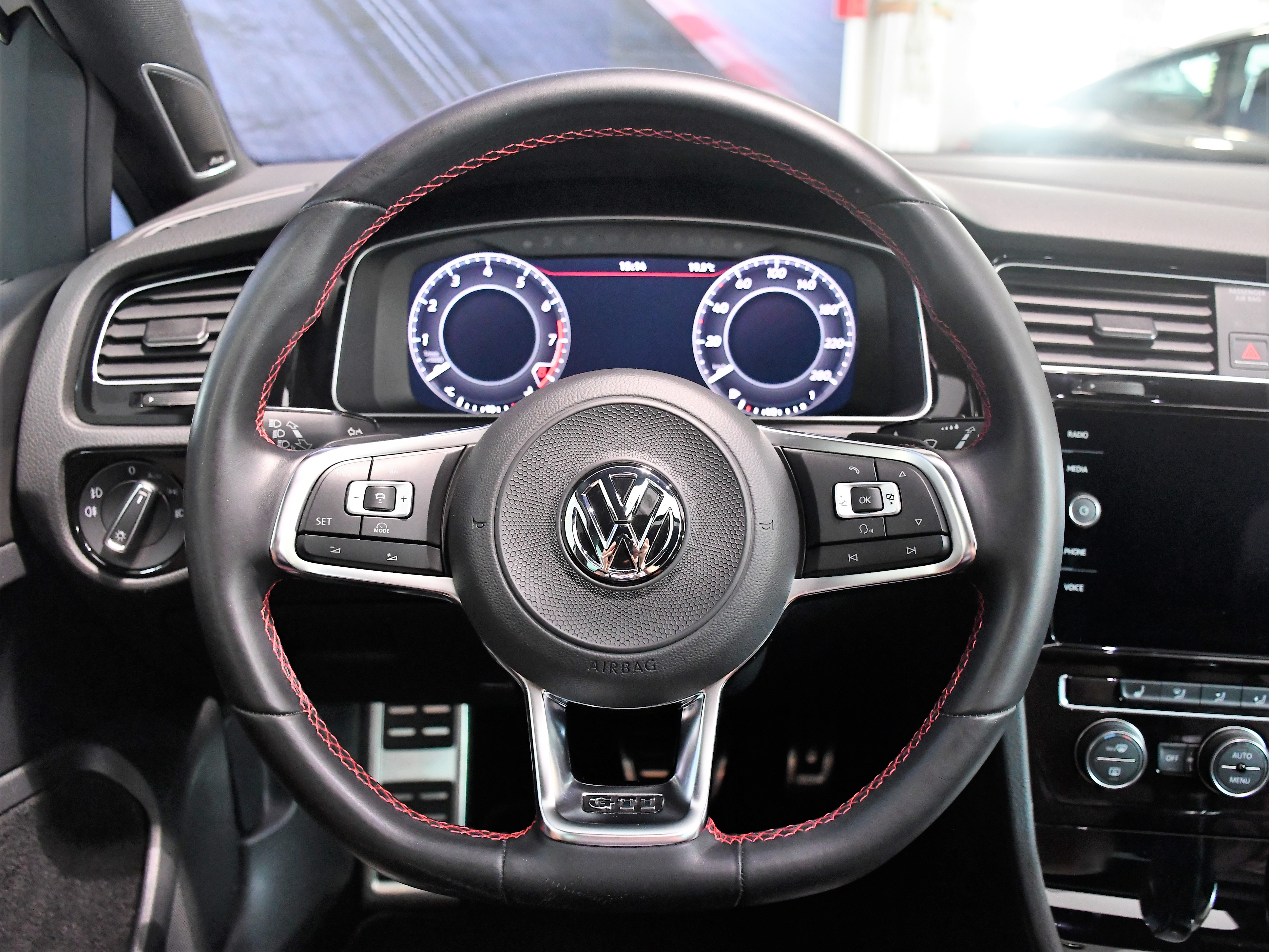 Adaptation d'une voiture Volkswagen Golf VII pour améliorer la conduite :  ACM Mobility Car